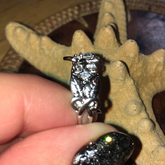 5 Stone Flower 🌸 Ring - Picture 6 of 8